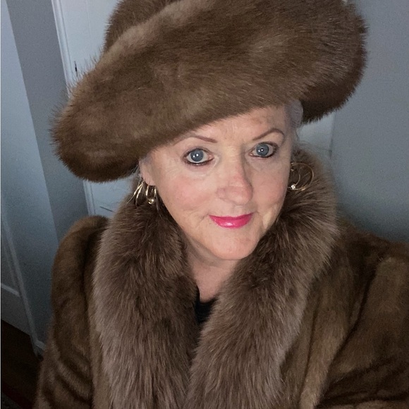 Meet your Posher, Scarlet - Picture 2 of 4